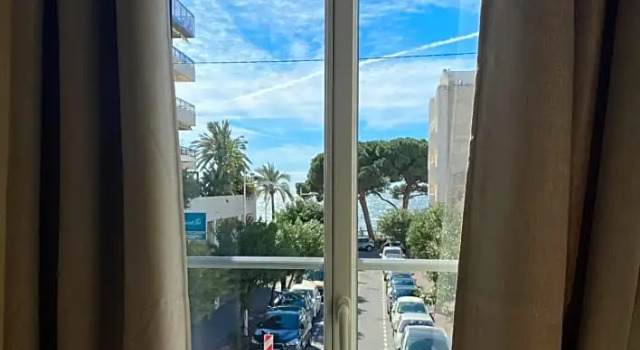 Номер Comfort Hôtel Eden - La Baigneuse