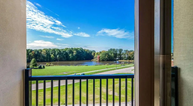 Люкс с балконом Comfort Suites Brunswick Town Center