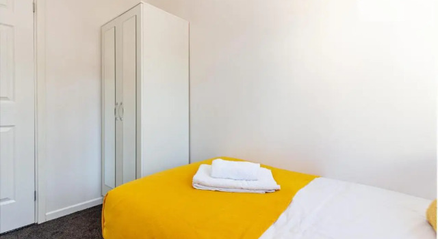 Апартаменты 4 Bedrooms Cosy Family Home, Super-Fast Wi-Fi, Free Parking, The Saddlers Gateway