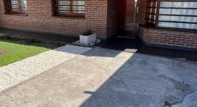 Casa con pileta cochera y quincho 1300m de la playa, Book Hotel Mar del Plata 