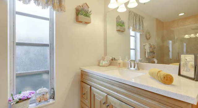 Коттедж с 3 комнатами с балконом Marco Island Retreat w/ Pool ~ 1 Mi to Beach