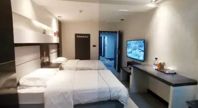Кровать в общем номере (женский номер) Burqin Holiday Meidi Hotel