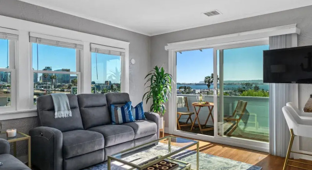 Апартаменты Bankers Hill Hideaway With AC Views and Parking