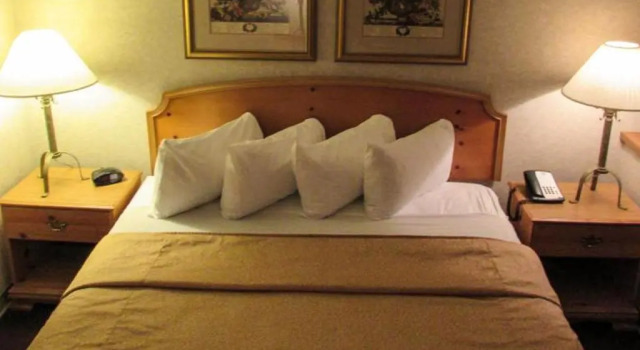 Полулюкс Magnuson Grand Pioneer Inn and Suites