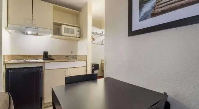 Шестиместный номер Standard Suburban Studios Florence I-95