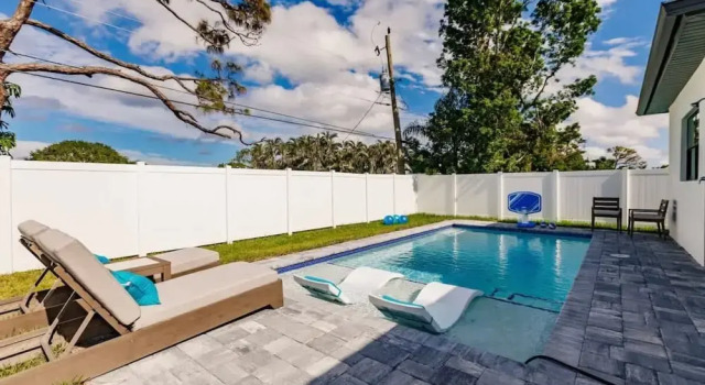 Коттедж Exquisite Vanderbilt Beach Luxury Getaway