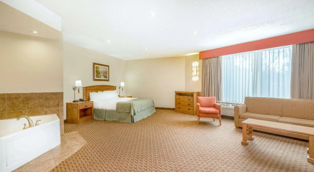 Номер Deluxe Ramada Tropics Resort & Conf Center by Wyndham Des Moines
