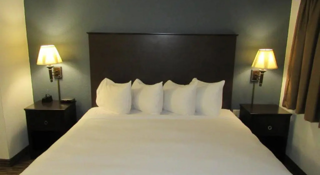 Номер Standard AmericInn by Wyndham Menominee