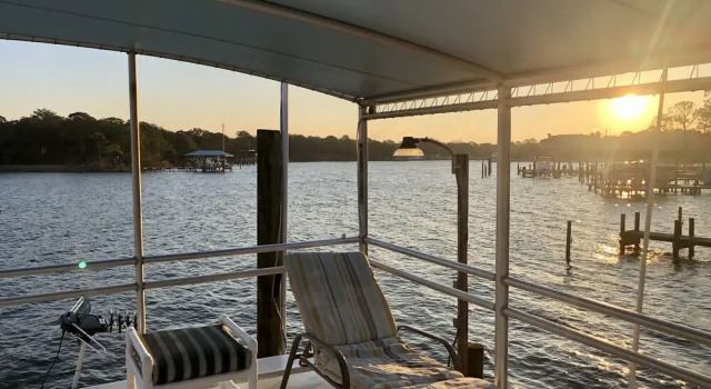 Коттедж Island Houseboat