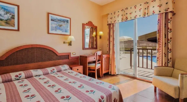 Двухместный номер с балконом Hotel Monopol