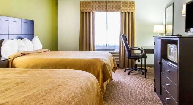 Четырёхместный номер Standard Quality Inn Pontiac