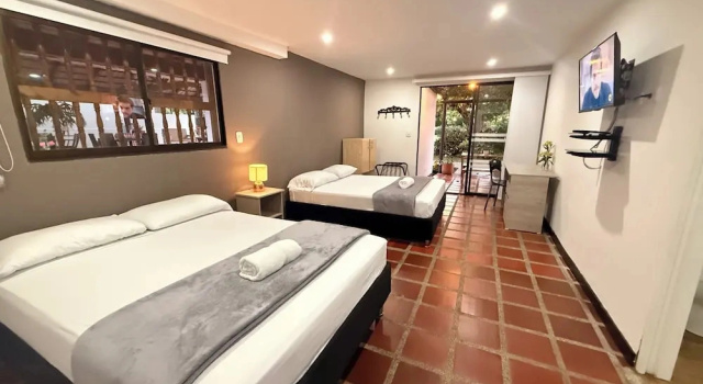 Четырёхместный семейный номер Standard с балконом Hotel CSI Llanogrande