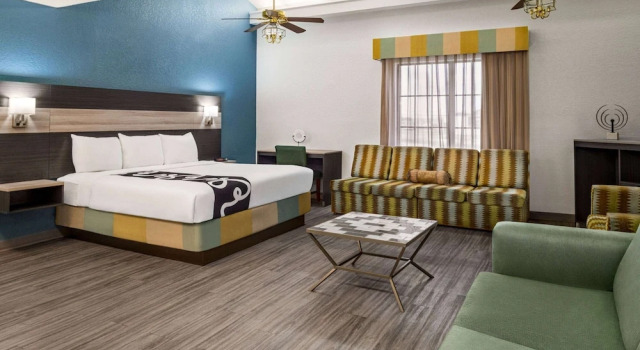 Полулюкс La Quinta Inn by Wyndham Victoria