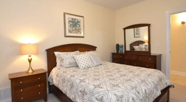 Bright 2BR Apt w Private Entrance & Laundry by AllSet Turnover, Забронировать Отель Отели Иллинойс 3 звезды, 3*