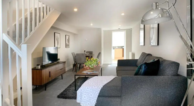 Ascot - Immaculate 2 Bed House with Parking, Забронировать Отель Аскот Беркшир, рядом с Тематический парк Lapland UK