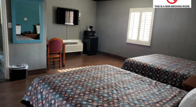 Четырёхместный номер Standard Eagle Inn Motel