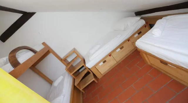 Кровать в общем номере Hostel Javni Zavod Mekinjski Samostan