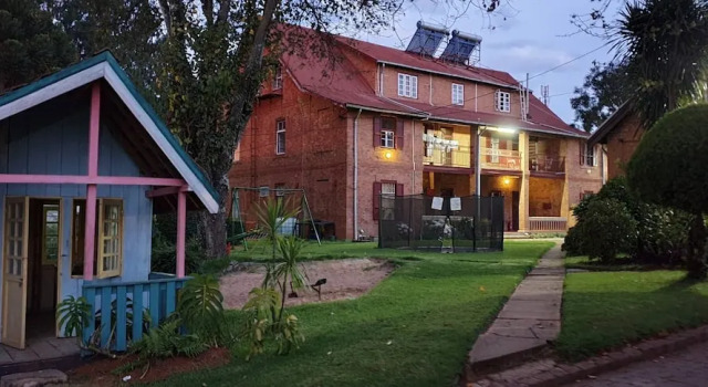 Lovasoa CCCC - Hostel, Rezervovat Hostel Hotely v Analamanga s parkováním, Parkování