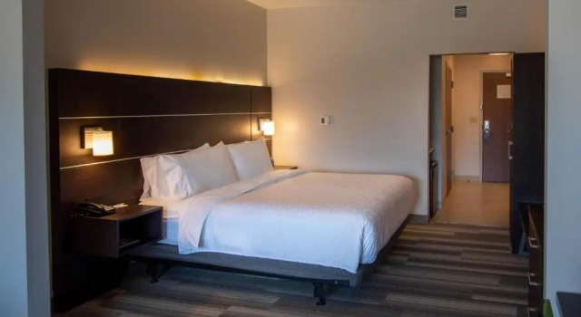 Люкс Deluxe Holiday Inn Express & Suites Tonawanda - Buffalo Area by IHG