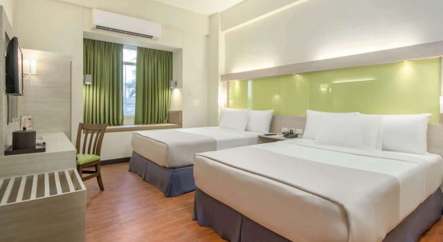 Четырёхместный номер Standard Microtel Inn & Suites by Wyndham San Fernando