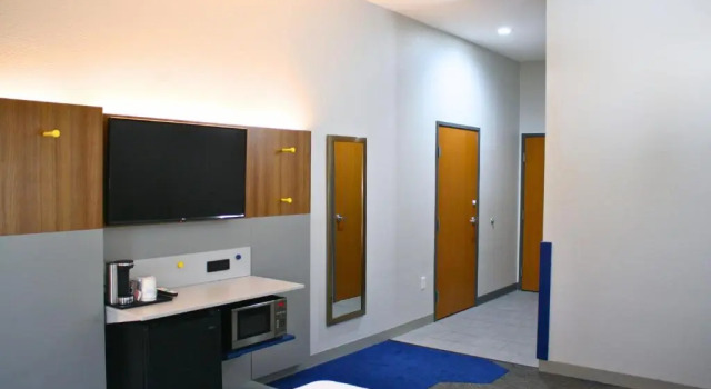 Четырёхместный номер Deluxe Microtel Inn and Suites by Wyndham