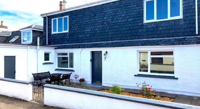 Beach Cottage Charming cottage 2 mins from the beach