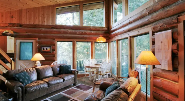Pinecone Log Cabin, Varaa Hotelli Maple Falls 