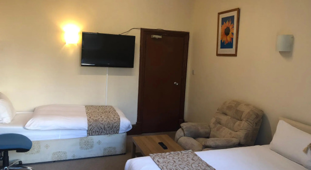 Трёхместный номер Standard London Gatwick Inn