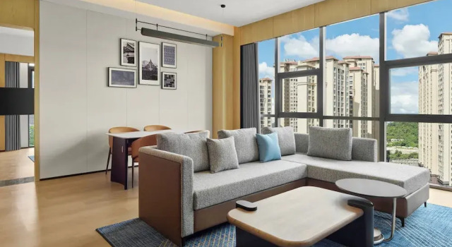 Люкс Premier Four Points by Sheraton Guiyang Shilihetan