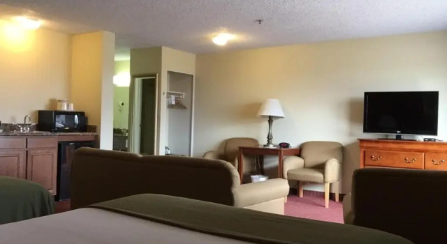 Четырёхместный люкс Baymont Inn & Suites by Wyndham Holbrook