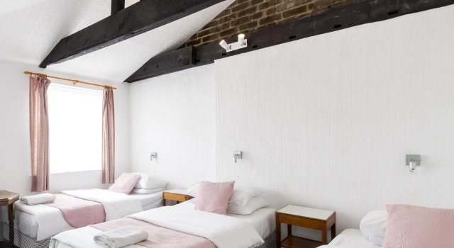 Трёхместный номер St Athans Hotel