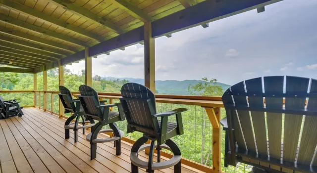 Коттедж Gorgeous Gatlinburg Cabin: Large Deck & Hot Tub!
