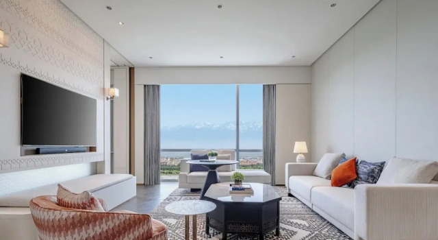 Suite 1 camera da letto con vista sulle montagne InterContinental Hotels Yining by IHG