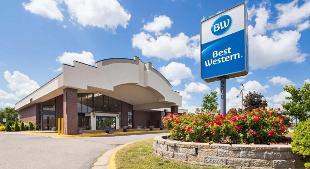Четырёхместный номер Standard AmericInn by Wyndham Grand Rapids Airport North