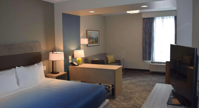 Номер Deluxe La Quinta Inn & Suites by Wyndham Middletown-Goshen
