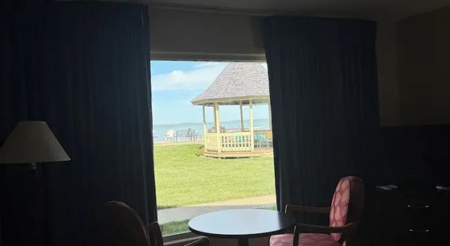 Двухместный люкс Executive с балконом и с видом на внутренний двор Clinton Inn & Suites
