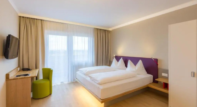 Двухместный номер Standard с балконом All in Red Thermenhotel