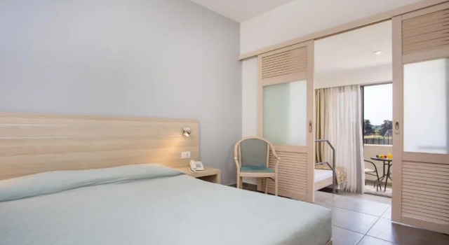 Семейный номер Standard с балконом и с видом на сад Niriides Hotel