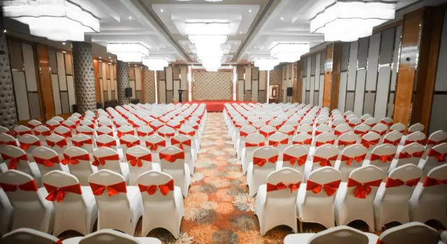 Hotel Leroy Grand - Yeshwanthpur, Rezerwuj Hotel Hotele w Bangalore z basenem, Basen