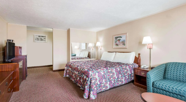 Двухместный люкс Travelodge by Wyndham Ridgeway Martinsville Area