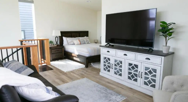 Modern Ski Chalet, 10mins to Skiing, Hot Tub & Mountain Views, Book Chalet Sommerhuse i Montana, Hytte