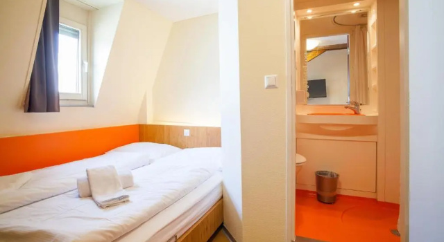 easyHotel Basel City - contactless self check-in