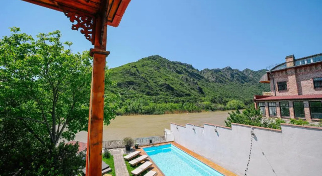 Deluxe Dvoulůžkový s manželskou postelí pokoj s balkonem River Front Mtskheta