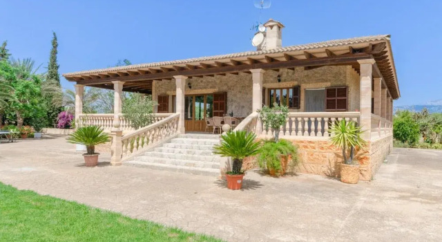 - House In, Boek Villa Búger Mallorca