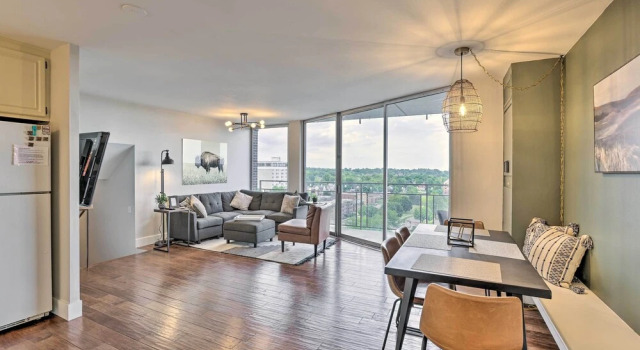 7th-floor Omaha Condo w/ Balcony & Park Views, Забронировать Апартаменты/квартира Апартаменты Омаха, рядом с Boys Town National Research Hospital - Downtown, Апартаменты/квартира