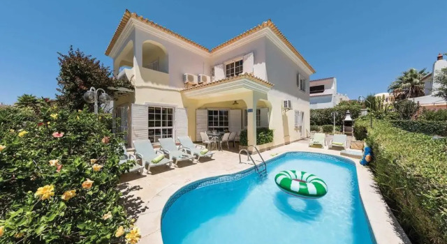 Вилла Old Village Area and close to all amenities, Overlooking Golf Course