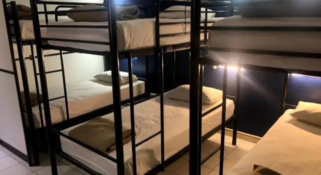 Кровать в общем номере (женский номер) Smugglers Cove Beach Resort & Hotel