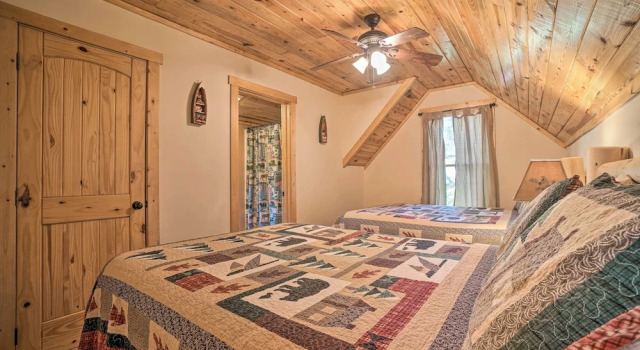 Outdoor Adventure - Charming Cabin w/ Hot Tub
