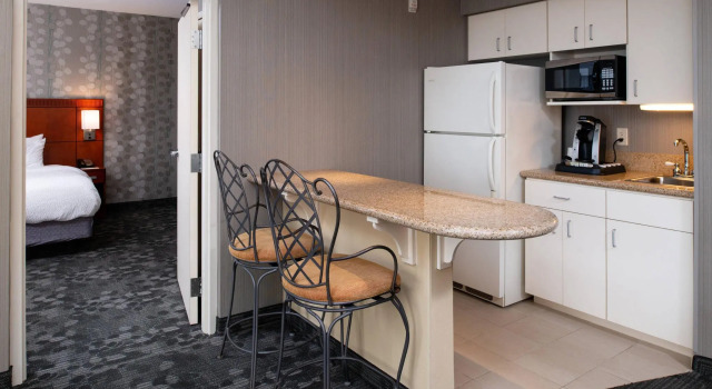 Двухместный люкс с 2 комнатами Courtyard by Marriott High Point