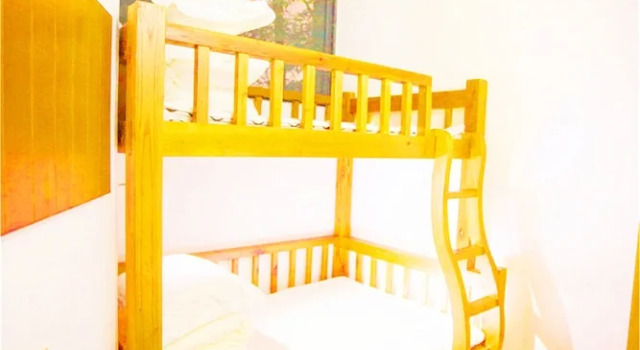 Кровать в общем номере (мужской номер) Edinburgh Hostel - Coffee bar - Western breakfast -Travel expert -Good location-English reception-Ticket service-Tourism planing-Laundry-Camara-Drone gopro